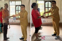 Pj Bupati Taput berikan santunan bagi korban puting beliung di Siborongborong