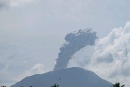 Gunung Ibu di Halmahera Barat erupsi lima kali