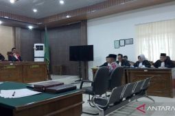 Bacakan pleidoi, penasihat hukum Qomaru memohon hakim putus bebas