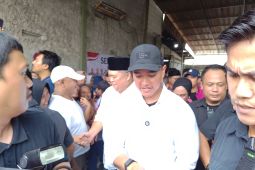 Ketum PSI bagi-bagi susu gratis di Tangerang