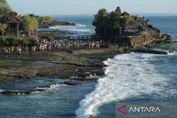 Pengelola Tanah Lot larang turis ke bibir pantai karena cuaca buruk