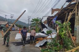 Angin kencang landa tiga lokasi di Kota Sukabumi
