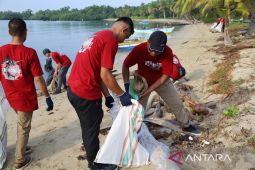 PPN Kwandang bersih pantai peringati HUT KKP
