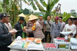 Polres Serang salurkan pupuk untuk petani demi jaga ketahanan pangan