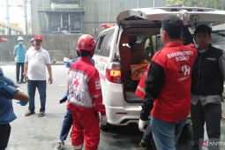 Petugas Damkar Kota Bekasi masih berupaya padamkan api kebakaran pabrik