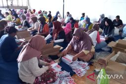 KPU Sigi libatkan 120 orang untuk sortir dan lipat surat suara pilkada