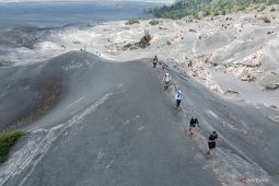 Lari lintas alam BTS100 Ultra di kawasan Bromo