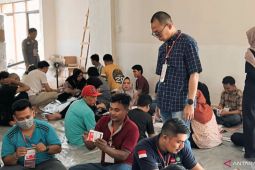 KPU OKU Timur kerahkan  150 pekerja pelipat surat suara