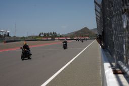 Pengendara motor royal Enfield Indonesia jajal Sirkuit Mandalika Lombok