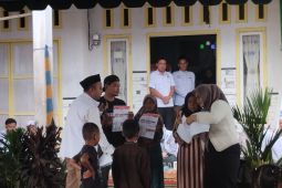 Paslon 3 simulasikan lansia di Muara Uya cara mencoblos