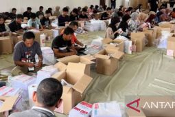 KPU Karawang libatkan ratusan petugas sortir dan lipat kertas suara