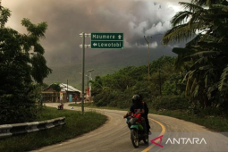 Hujan hingga listrik mati sempat mengganggu evakuasi di Gunung Lewotobi