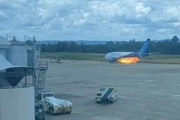 Mesin pesawat Trigana Air keluarkan api di Bandara Sentani