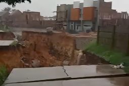 Hujan deras, jalan penghubung desa di Tangerang putus
