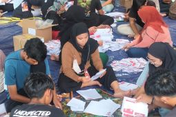 KPU Depok sortir dan lipat surat suara Pilkada 2024