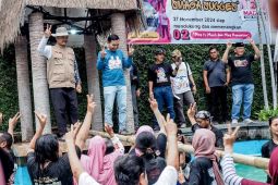 Pasangan Maidi-Panuntun gelar sapa warga sambil menangkap ikan