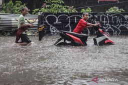 Hujan-hujanan dapat membuat anak jadi sakit? Ini faktanya
