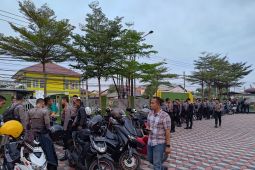 Personel kepolisian amankan aksi penghadangan truk tambang di Tangerang