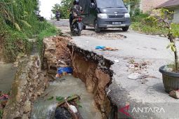 Parah...begini kondisi jalan ke desa wisata Karang Anyer Simalungun