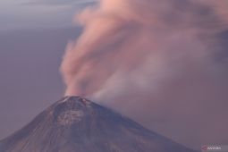 Enam gunung api berstatus siaga dan awas dalam pengawasan penuh