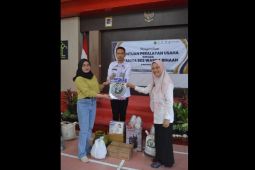 Dinsos Trenggalek serahkan bantuan kewirausahaan kepada eks-napi