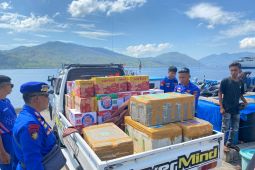 Polisi salurkan bantuan sembako untuk korban erupsi Gunung Lewotobi