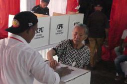 KPU Maluku simulasi pemungutan suara Pilkada 2024 di Ambon di TPS 1 Wayame