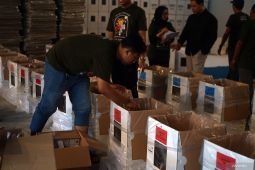 Setting dan pengepakan logistik Pilkada Tulungagung