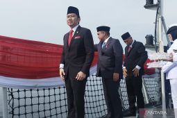 Ketua MPR menabur bunga ke laut dari kapal TNI peringati Hari Pahlawan