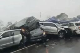 Tabrakan beruntun di Tol Cipularang diduga dipicu truk rem blong