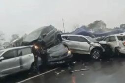 Evakuasi kecelakaan beruntun di lokasi Tol Cipularang Km 92 masih berlangsung