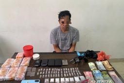 Ditresnarkoba Polda Babel ringkus pria paruh baya miliki puluhan paket sabu dan sepucuk senjata