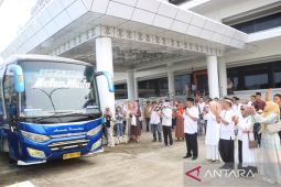 Pemkab Pesisir Barat lepas keberangkatan 15 calon jamaah umrah