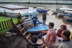 Kapal kuliner ramaikan wisata susur sungai Martapura di Kota Banjarmasin Kalsel