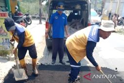 URC perbaiki 10 titik jalan berlubang di sepanjang wilayah Karangbahagia Bekasi
