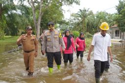 Kapolres Langkat tinjau banjir Tanjung Pura sekaligus beri bantuan