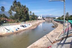 DLH Kota Solok bersihkan aliran Sungai Batang Lembang dari tumpukan sampah