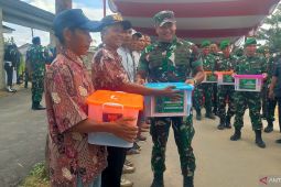 Pangdam XII/Tpr bagikan sembako bagi warga Singkawang