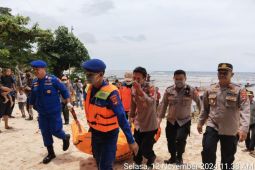 Petugas gabungan evakuasi mayat terapung di laut Pesisir Barat