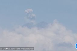 Semeru kembali mengalami lima kali erupsi pada Selasa pagi