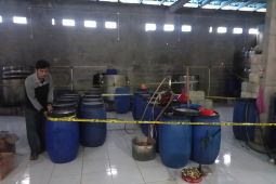 Polisi bongkar gudang pembuatan minuman keras di Setu Tangsel