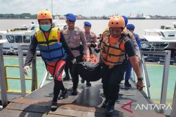Tim SAR Palembang menangani tabrakan kapal di Sungai Musi