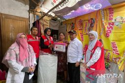 PMI salurkan paket bantuan untuk penyintas bencana puting beliung di Kota Sukabumi