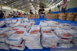 Setting dan pengepakan logistik Pilkada Indramayu