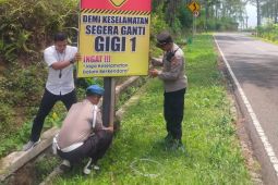 Polisi pasang rambu peringatan di jalur tanjakan ekstrem Trenggalek