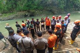 SAR gabungan cari lansia terbawa arus sungai Cipelang Sukabumi