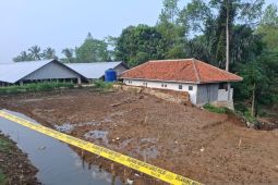 4 santri  meninggal tertimbun tanggul kolam roboh