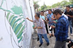 Pemkot Surabaya dan WRI Indonesia percantik Kalimas Timur dengan mural