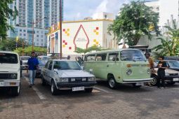 Komunitas otomotif klasik-BMX gelar Lintas Tunjungan angkat tema 90-an