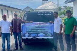 Pengungsi erupsi Gunung Lewotobi dapat bantuan ikan segar